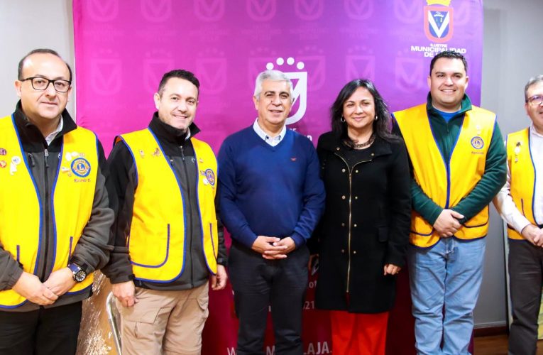Club  de Leones de  Laja  entrega  donacion a  municipio local.