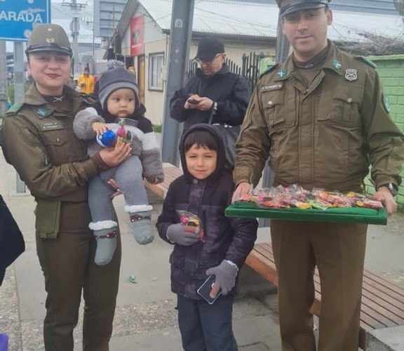 Carabineros  de  Laja  realiza  entrega  de  dulces en el dia  del  Niño