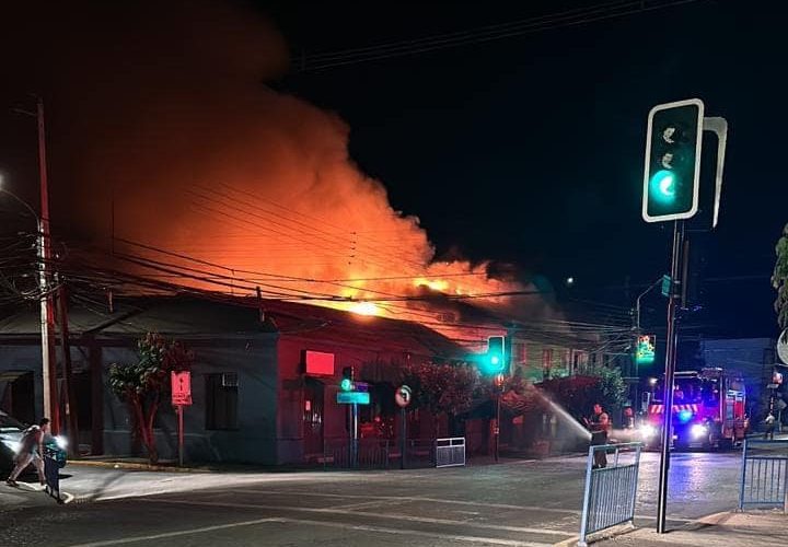Incendio  consume  local  comercial  en Laja