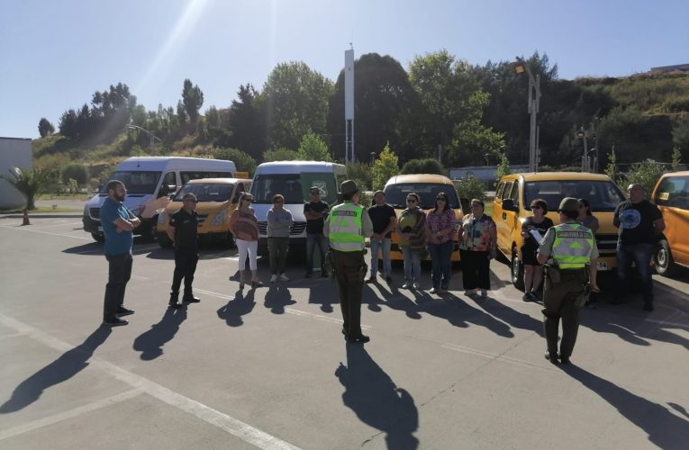 Carabineros de  Laja  fizcalizo  fuergones  escolares  en  Laja