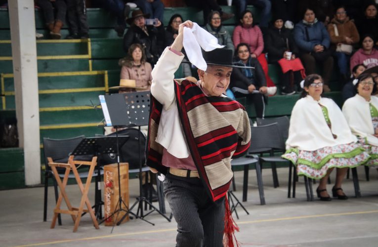 Laja  se  viste  de  Gala  en  comunal  de cueca  adulto Mayor