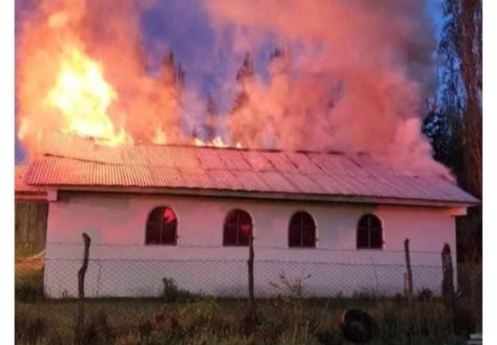 Incendio consume  capilla  catolica  en  sector  curaco  de Laja