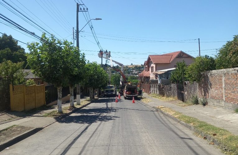 Cambio  de poste después  de colisión del  miércoles recién  pasado